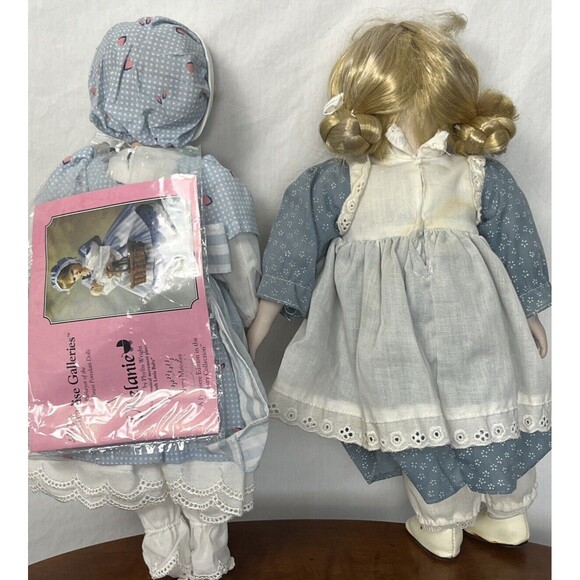 Lot 2 Dolls Porcelain Cloth Blonde Blue Eyes Girl Melanie Musical Pinafore Apron - Picture 2 of 10